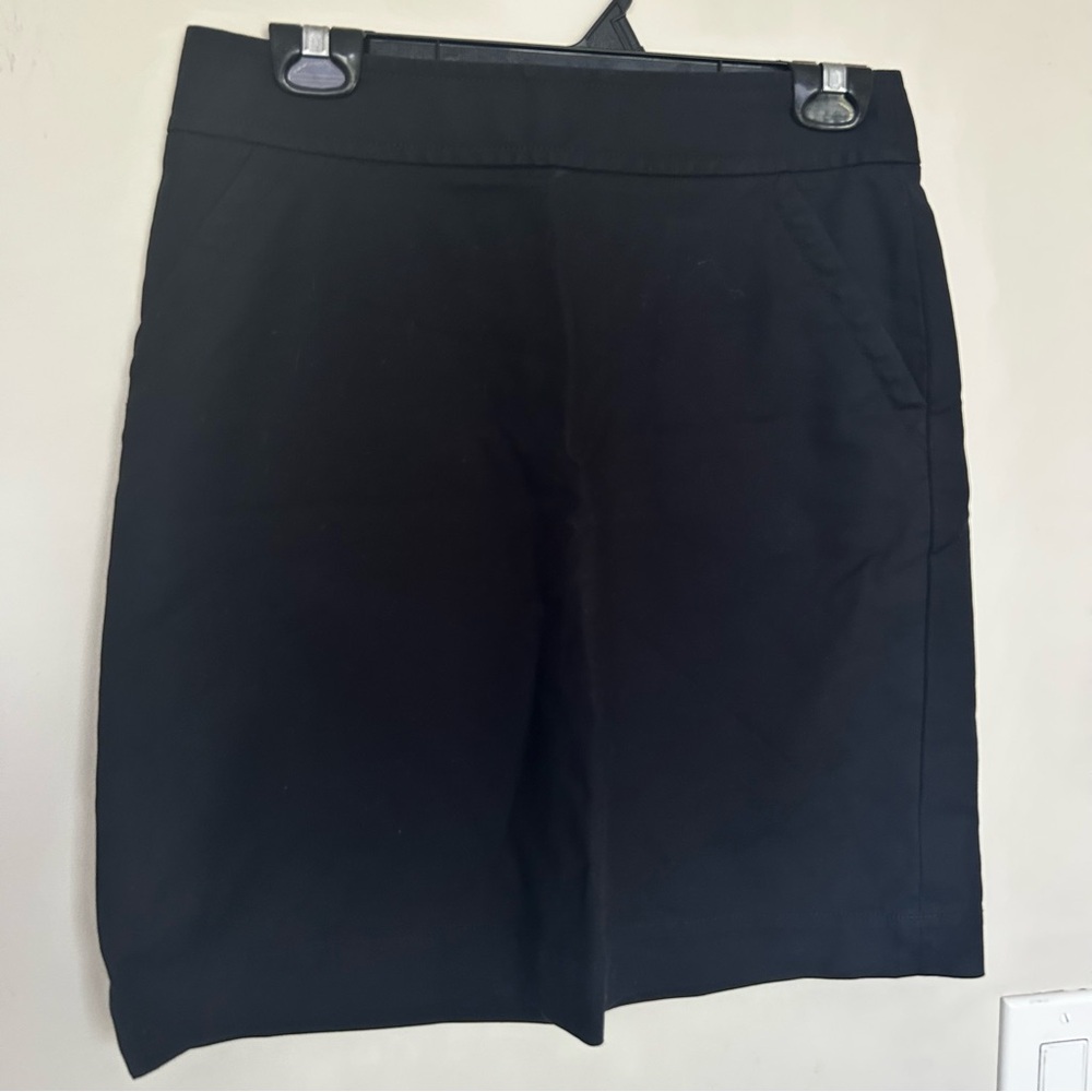 Banana Republic Black Strech Skirt with side pockets. Size 4